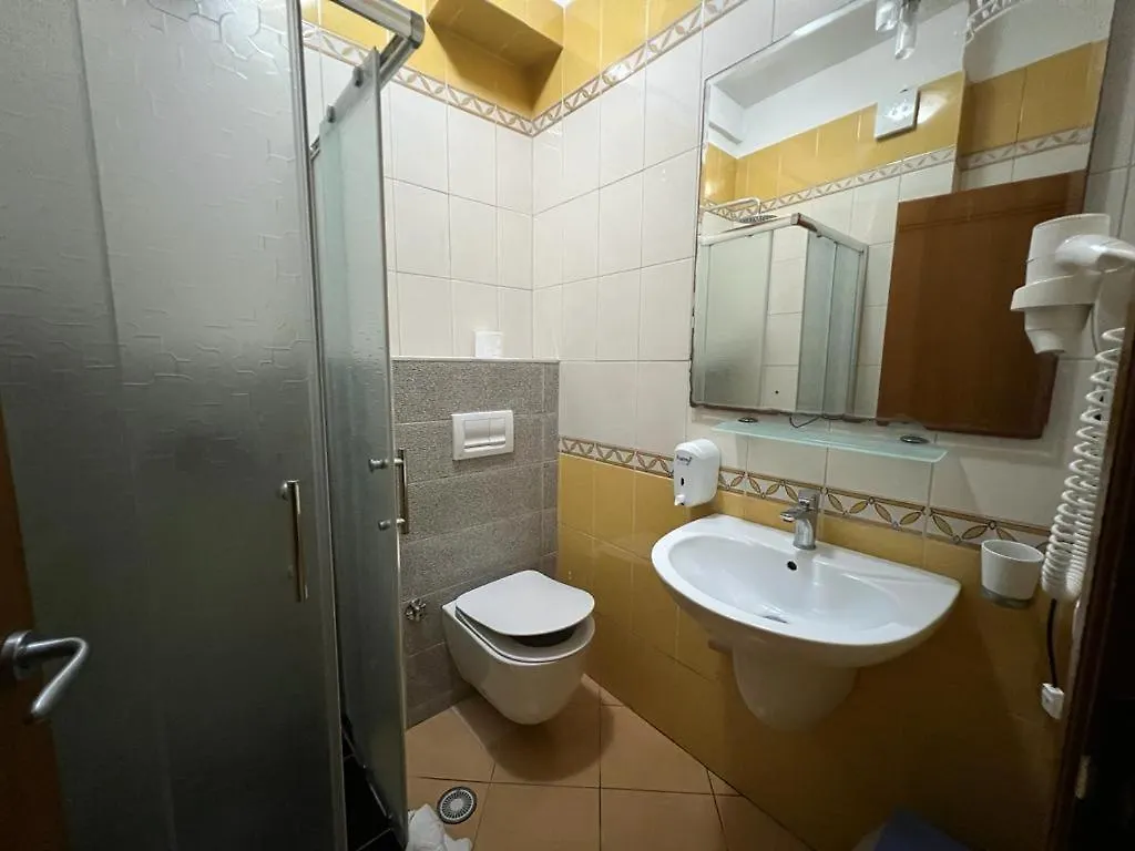 Hotel Bahamas Saranda 4*,  Arnavutluk