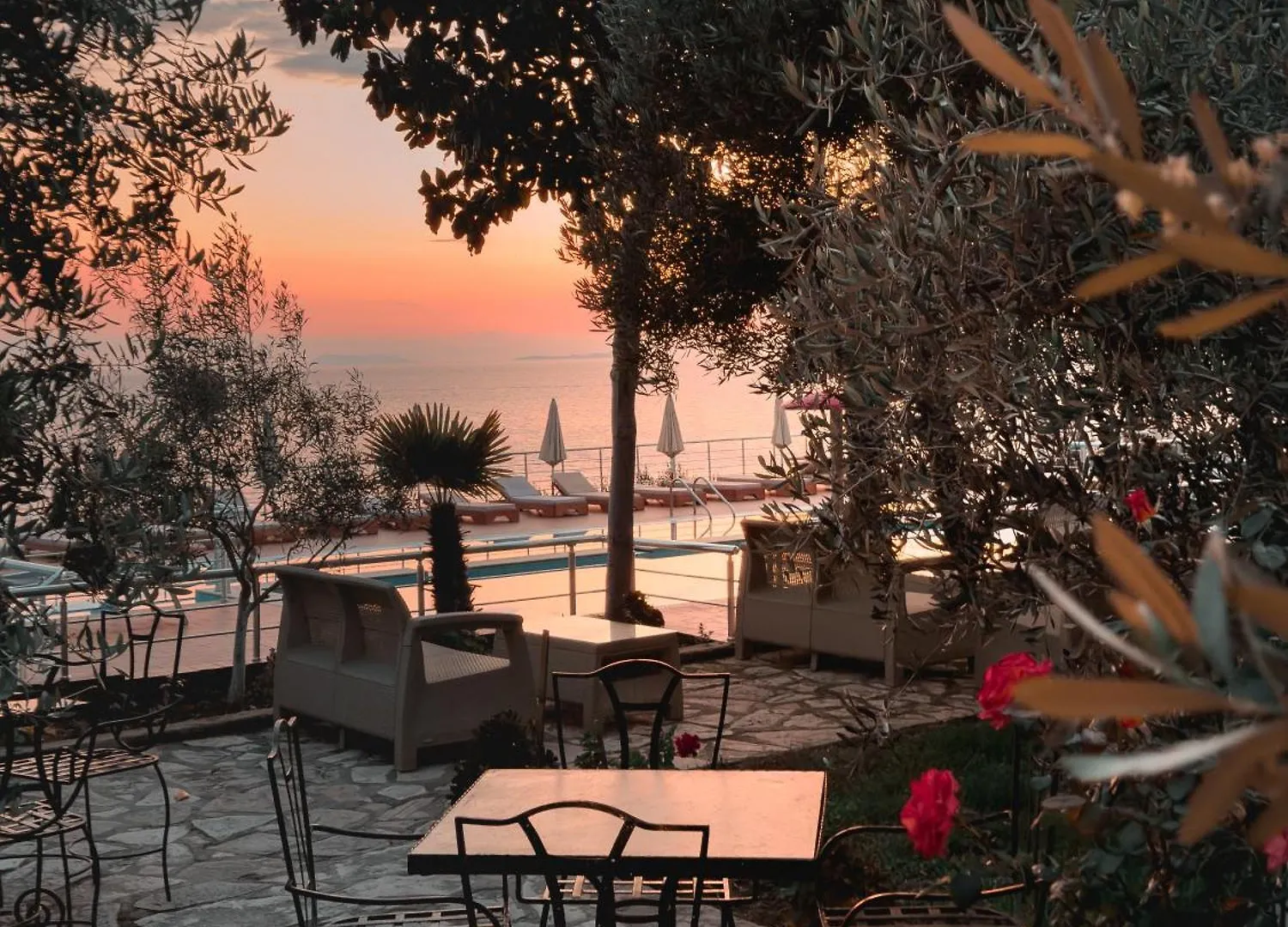 Hotel Bahamas Saranda 4*,
