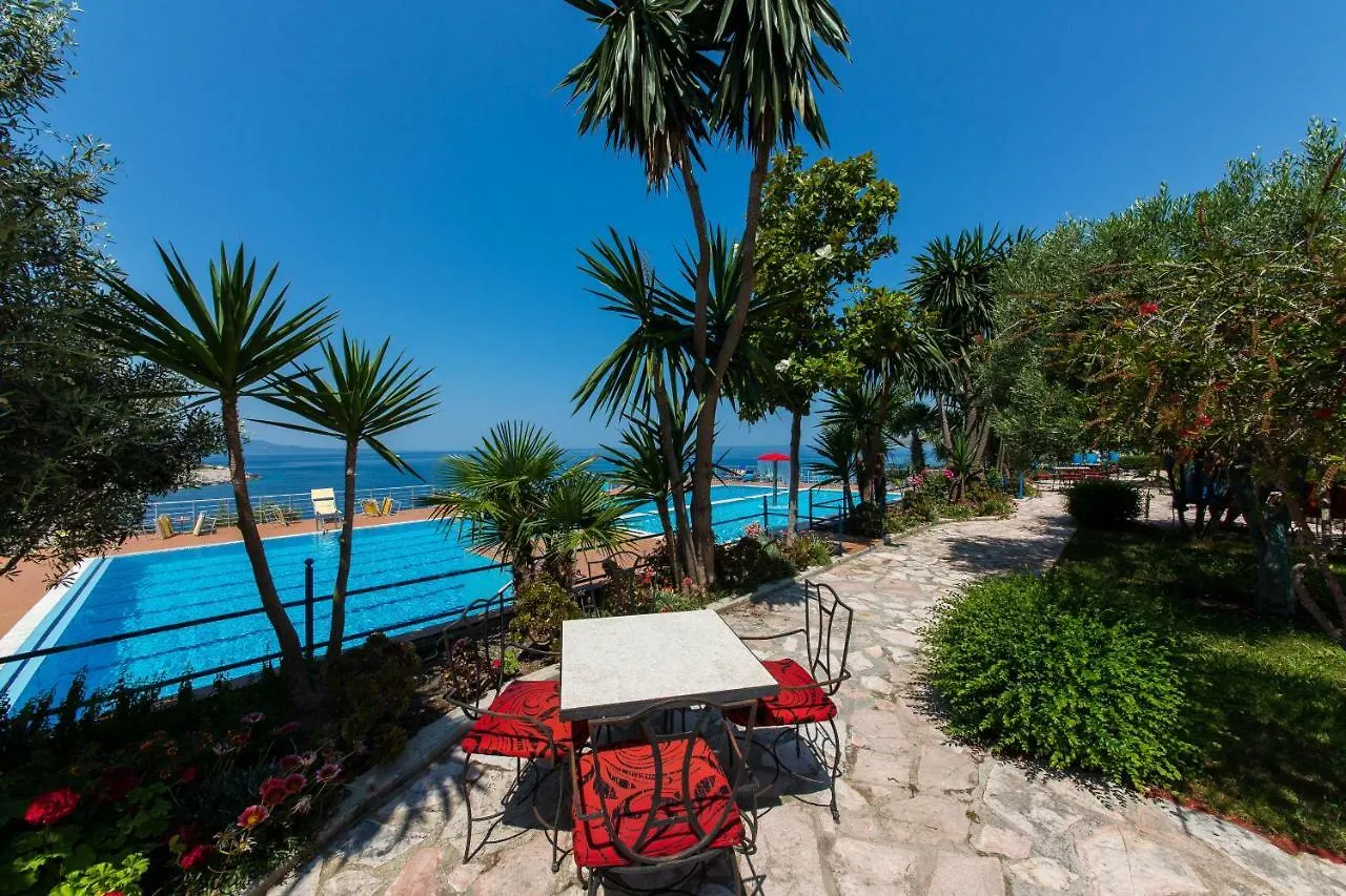 ****  Hotel Bahamas Saranda Albánia